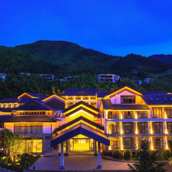 莫干山江南瑶坞·竹想温汤度假酒店1晚+餐饮抵用券1张+瑶坞玩乐一票通门票3张+乐游淘气堡门票3张+瑶池温汤门票3张