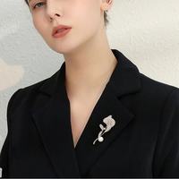 半日逅屿 奢华气质马蹄莲胸针高档女胸花别针新款高级感精致西装配饰 金色满钻马蹄莲（有珍珠