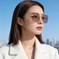 COACH 热销多次售罄浮雕品牌LOGO女款墨镜太阳镜