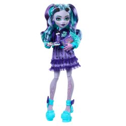 Monster High Fearbook Twyla HXW31 电影俱乐部主题娃娃和配饰套装,大学夹克,年鉴,棋盘游戏,饼干