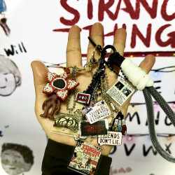 Stranger Things 怪奇物语 挂件包链周边卡套链书包挂件