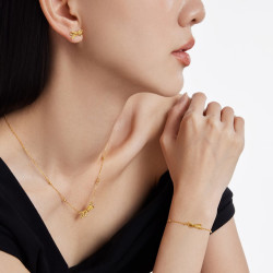周大福 流光丝带蝴蝶结足金耳钉EOF2306 约1.95g计价(工费280)