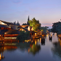 移动端：乌镇堤上度假酒店2晚+双人西栅景区门票（可多次进出）+颂钵体验活动（预约后可享）+无限次出入景区+游览车+行李托运