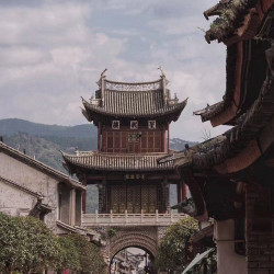 雄诏·北辰万里酒店（巍山古城店）1晚+巍山高铁站接送服务+巍宝山（4A级景区）门票85折+彝族服饰租借（限一套酒店...