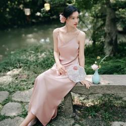 香影 新中式吊带连衣裙女2026秋季国风v领裙子修身小白裙