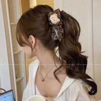 歌米诺 小熊格纹香蕉夹女2026新款高级感半扎发扭扭夹高马尾竖夹发夹头饰