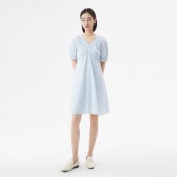 播 V领连衣裙女夏季时尚简约纯色镂空刺绣中长裙