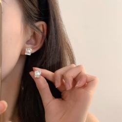 花饰庄园 韩版奶油方气质珍珠耳钉女时尚简约百搭耳环仿925纯银针耳饰 奶油小方珍珠耳钉0330