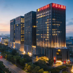 沪华国际大酒店（松江佘山欢乐谷店）2晚+延迟退房+零食水果畅吃+现磨咖啡+下午茶+欢迎水果一份+夜宵粥