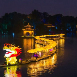 夜泊君亭·扬州瘦西湖度假酒店1晚+双人沉浸式汉服体验旅拍+首日Minibar1份·扬大网红酸2杯+双人热门景点门票...