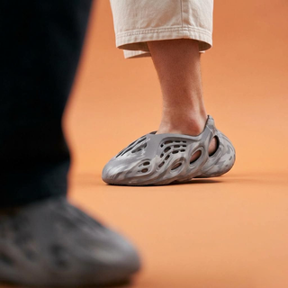 阿迪达斯 Yeezy Foam Runner 水泥灰 IE4931 UK12 运动拖鞋