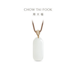 周大福 EOV102 无事牌和田白玉吊坠