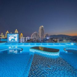 云锦美居高空泳池酒店（西双版纳告庄西双景星光夜市店）2晚+尊享礼遇专车接机或接站1次（提前预约）+云端微醺·美居特...