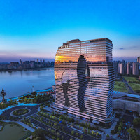 移动端：杭州诗莉莉漫戈塔·天池高空江景酒店1晚+旅拍套餐+打卡无边泳池、纪念碑谷、钱塘灯光秀露台+mini吧首轮免費+停车...