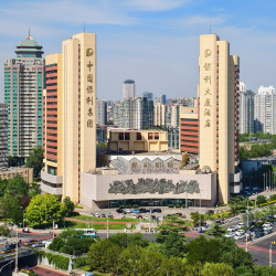 北京保利大厦酒店（东四十条地铁站店）3晚+周末免費升房+2000+平米健身游泳场地