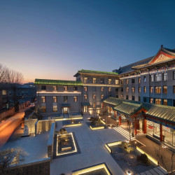 华侨夜泊君亭酒店（北京雍和宫北新桥地铁站店）1晚+华侨历史博物馆联名VIP参观券+双人旅拍服装试穿+2份老北京炸酱...
