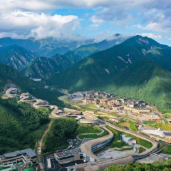 北京延庆冬奥村度假酒店1晚+娱乐七项+卡丁船票+药浴票2张+高山滑车+C索缆车