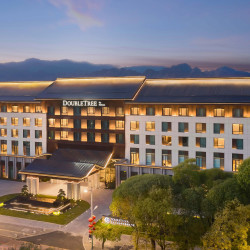 希尔顿逸林 北京八达岭希尔顿逸林酒店1晚+2大1小世园悦沁汤泉+奇巴布亲子乐园+野鸭湖国家湿地公园、古崖居双人门票*1