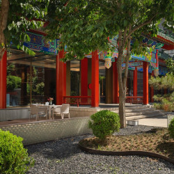 华侨夜泊君亭酒店（北京雍和宫北新桥地铁站店）1晚+双人旅拍试穿+旅游地图+明信片+祈福手串+自助洗衣丨健身房丨挂耳...