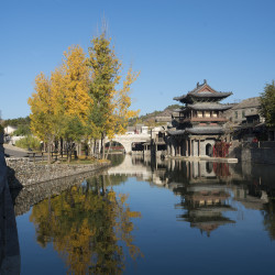 古北水镇威廉埃德加酒店1晚+古北水镇景区门票2张+日游长城含往返索道票/威廉云雾微醺双人餐+汤泉体验券2张