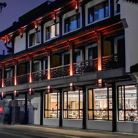 移动端：南京夜泊秦淮君亭酒店·秦淮书舍1晚+图书礼赠一份（精装图书一本）+mini吧+面膜2张+额外附赠时光慢递明信片1张...
