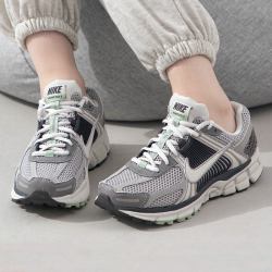 NIKE ZOOM VOMERO 5 女款休闲鞋 FB8825-001