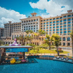 海口绿发希尔顿酒店1晚+椰香大堂吧·双人下午茶+旅拍+儿童娱乐活动+cdf免税店商品优惠福利+赠机场定点穿梭巴士