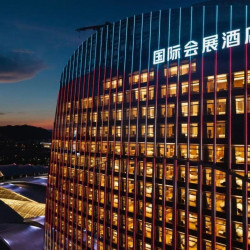 安吉国际会展酒店2晚+旅拍-3张电子照+餐饮代金券满200减30+浙北之巅漂流票*2张+酒店棋牌室免費使用1次（1小时）