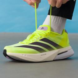 adidas 跑步鞋