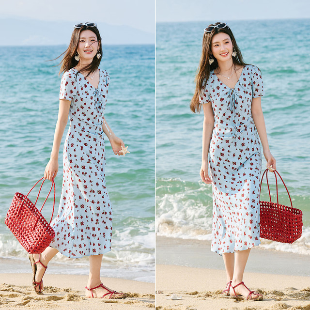 PLUS会员：尚都比拉 法式复古连衣裙女夏季优雅V领度假碎花裙捏褶显瘦A字裙 天蓝色 M