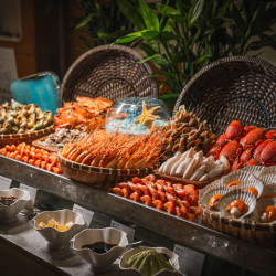 深圳益田威斯汀酒店1晚+2大2小（1.2米以下）豪华海鲜自助晚餐+升级至世界之窗景观房+威斯汀高空扒房餐饮消费额度