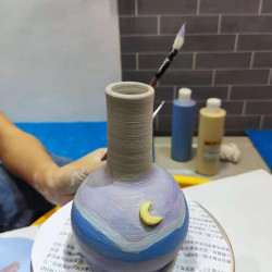 单人拉胚釉下五彩+粘贴造型+上釉一件作品