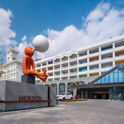 三亚荷泰潮悦海景酒店2晚+海岛精美旅拍+豪华游艇出海一日游+入住首晚迷你吧软饮+海南富力海洋欢乐世界景区折扣券+海...