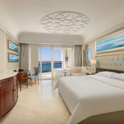 三亚湾皇冠假日度假酒店2晚+双人豪华小游艇拼船出海体验券一次+机场/海棠湾免税城/往返穿梭巴士+专业精美旅拍一次+...