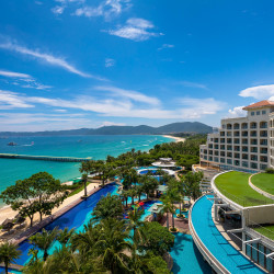 三亚亚龙湾海景国际度假酒店2晚+赠双人游艇出海一次+专业旅拍1次+酒店至免税店定点往返班车+凤凰机场-海景国际酒店...