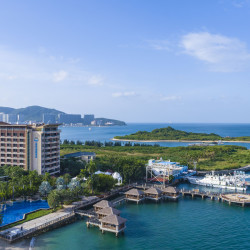 三亚玛瑞纳酒店1晚+游艇出海一日游（散拼）+双人豪华小游艇拼船出海体验一次+精美旅拍+海棠湾cdf国际免税城穿梭巴...