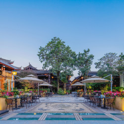 丽江多弗度假酒店1晚+欢迎水果+民族风小挂饰+非遗甲马拓印体验1次+2份云南特色过桥米线