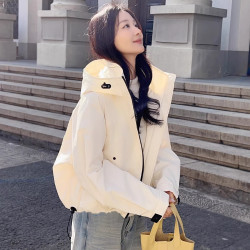 达人2026新款早春季小个子时尚简约运动风女款冲锋衣短款外套流行爆款