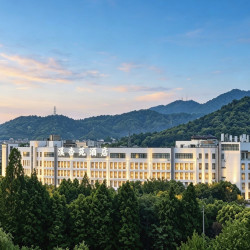 溪杏苑国际大酒店（杭州西溪湿地店）4晚+升级房型至高级房+双人午餐（简餐）1份/天+双人晚餐（简餐）1份/天+棋牌...