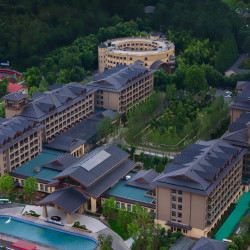中南度假·东非草原酒店1晚+2人中南百草原门票+双人牧场小火车/水乐园+森林暖漂2选1+纪念集章打卡卷册1份