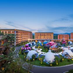 舟山长乔鹈鹕度假酒店2晚+双人海洋公园门票+双人鲨鱼湾四季海水浴场（室内水公园）门票+双人雨林动物公园门票