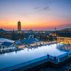 濮院时尚古镇梅尚度假酒店1晚+濮院时尚古镇门票2张+国风美拍写真体验（需预约）+交子40文2份+疗愈抵扣券100元...
