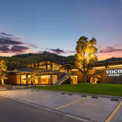 宁波东钱湖voco酒店1晚+两大两小松博园景区门票+首日迷你吧赠饮+奢享艺术旅拍+两大两小水乐园门票