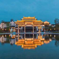 濮院时尚古镇濮锦大酒店1晚+濮院时尚古镇门票2张+交子40文2份+6月-9月入住期间可享濮院水街玩水体验+夏日冰饮...
