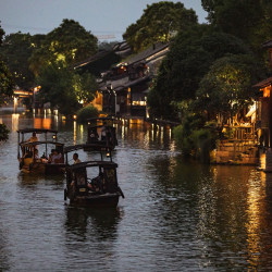 乌镇堤上度假酒店2晚+颂钵体验活动（预约后可享）+乌镇西栅门票2张+无限次出入景区+游览车+行李托运+送房水果+首...
