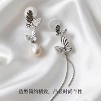 KRISTEN JUDI 不对称蝴蝶珍珠耳环