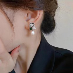 KRISTEN JUDI 花朵淡水珍珠绿锆石流苏耳夹 无耳洞