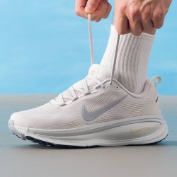 NIKE Vomero 18 跑鞋