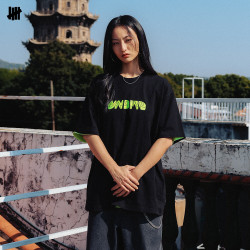 UNDEFEATED 五条杠官方春季新品运动员摔跤图案短袖T恤