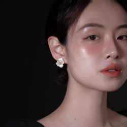半日逅屿 法式花朵耳环女小众设计高级感耳饰气质优雅时尚耳钉2026 白色花朵耳钉